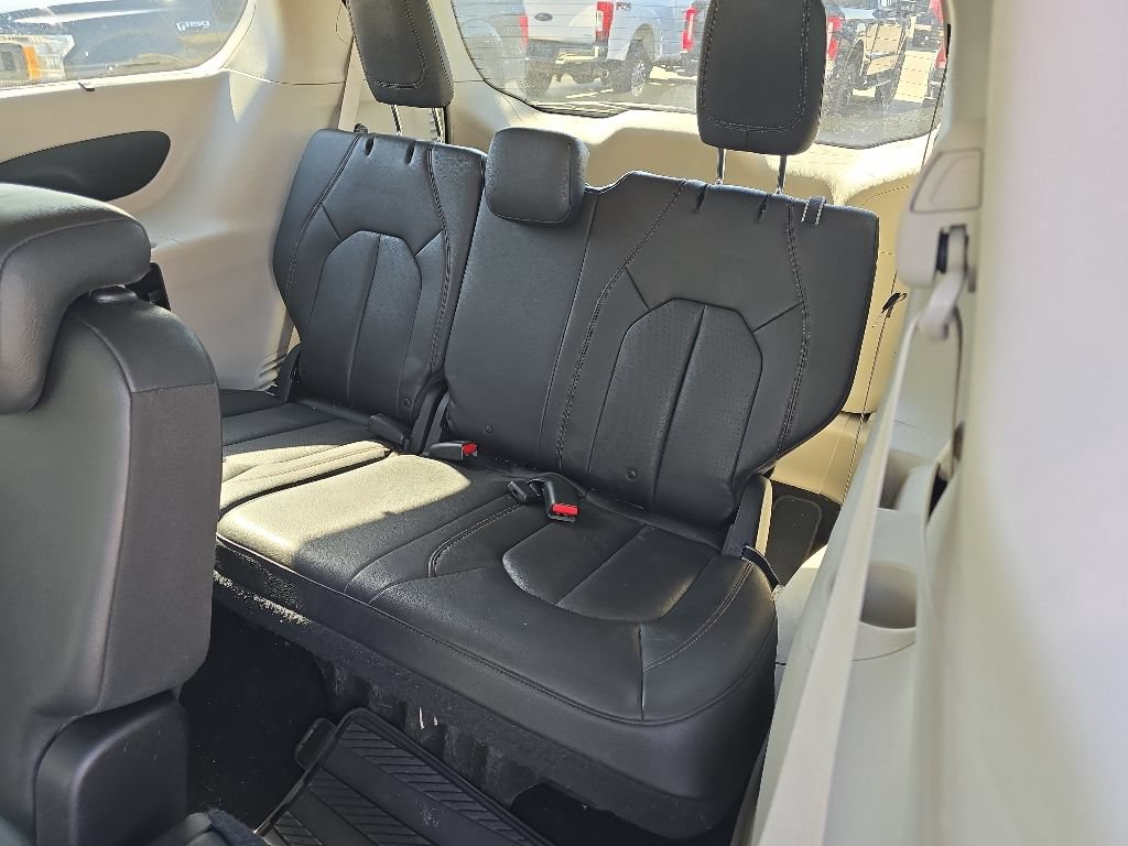 Used 2018 Chrysler Pacifica Touring-L FWD image 13