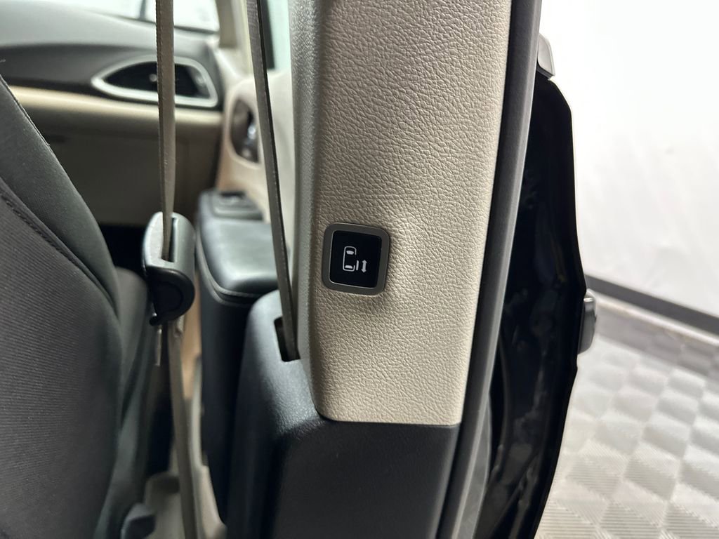 Used 2024 Chrysler Voyager LX image 17