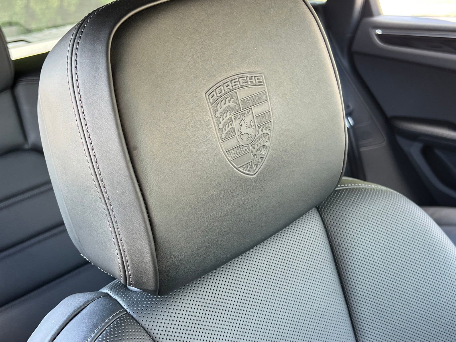 Certified 2025 Porsche Macan AWD/4WD image 41