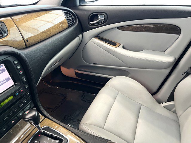 Used 2005 Jaguar S-TYPE R image 21