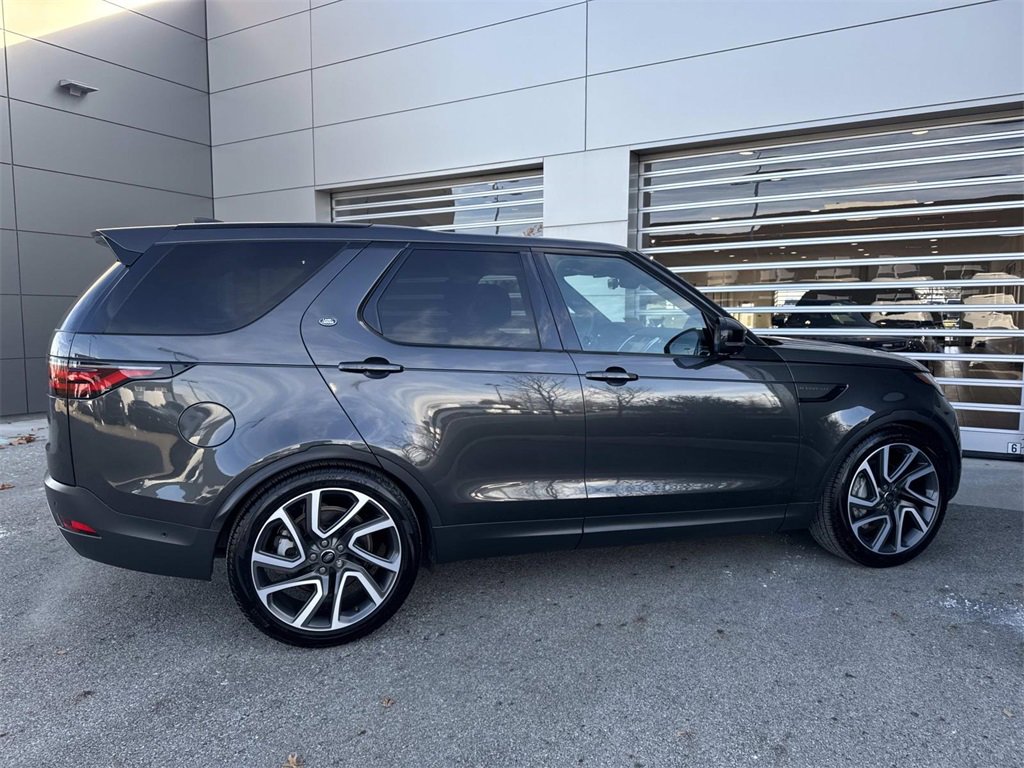 Used 2025 Land Rover Discovery S image 8