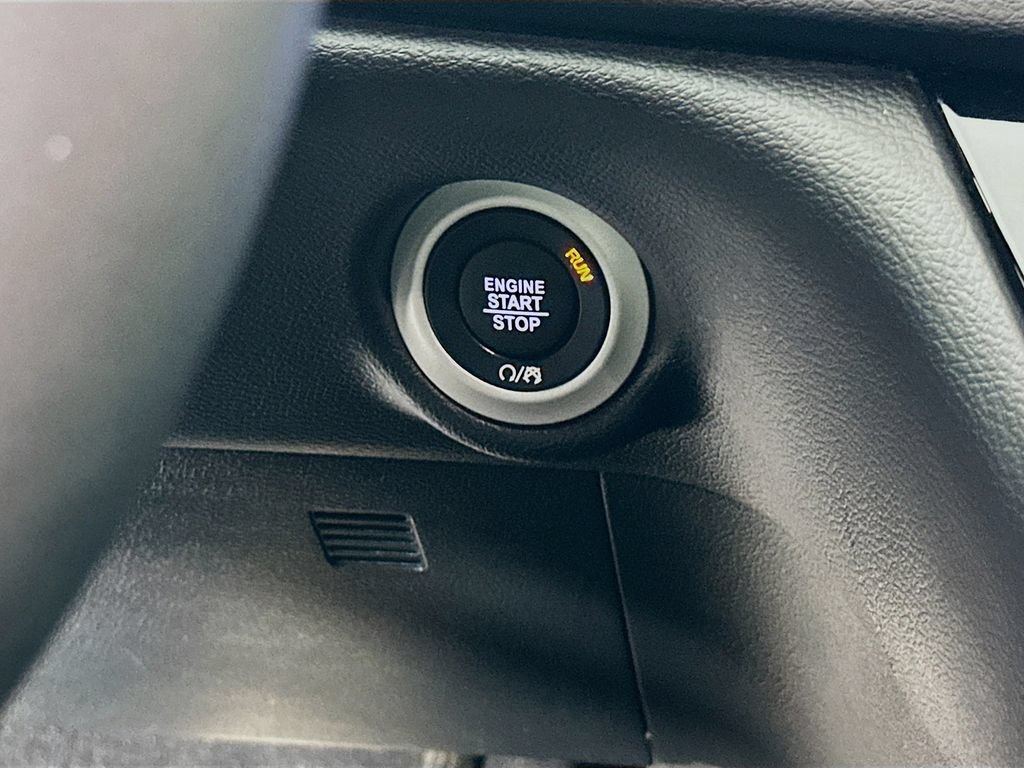Used 2025 Chrysler Pacifica Select FWD image 19