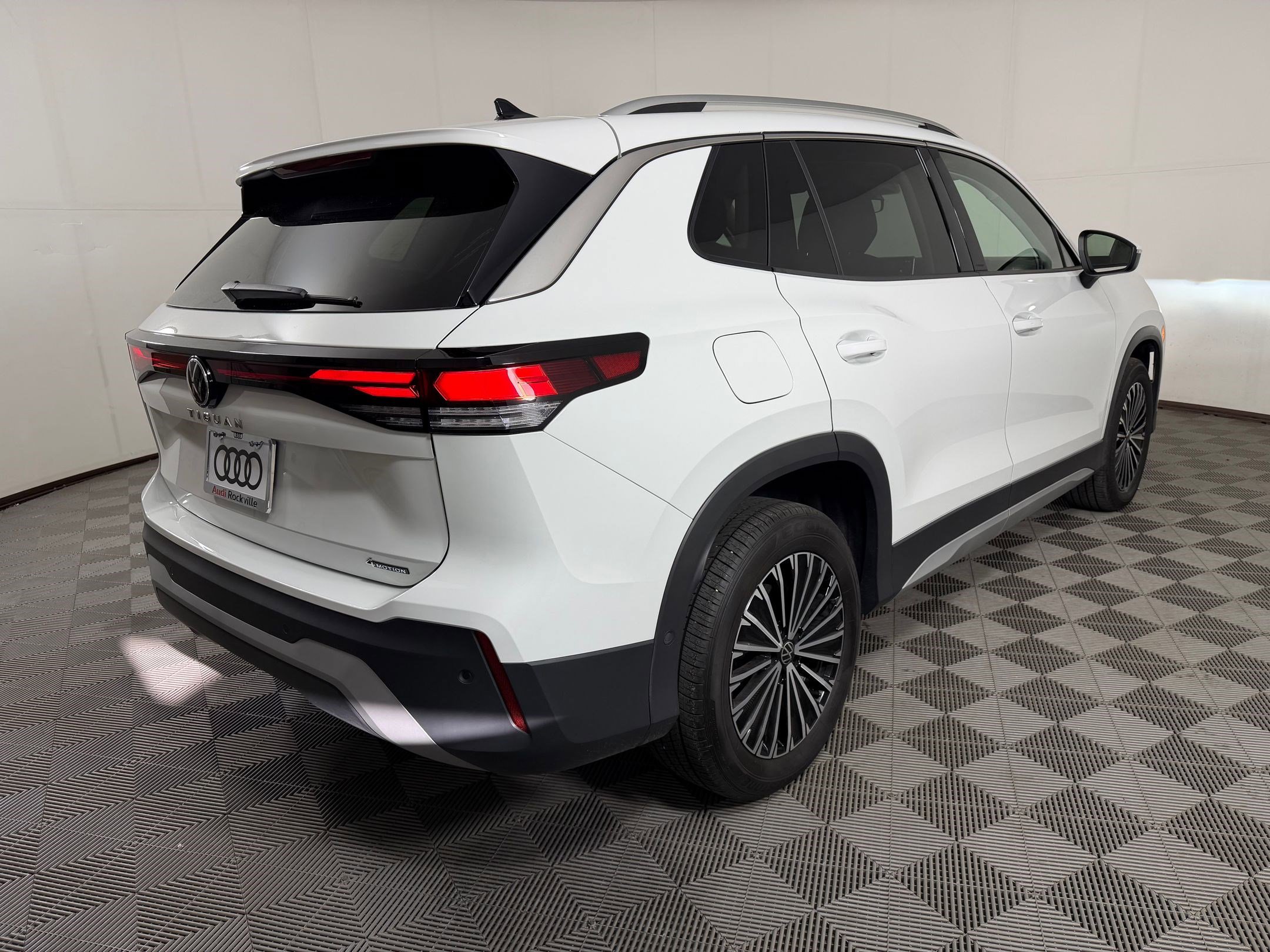 Used 2025 Volkswagen Tiguan S w/ 18" Wheel Package AWD/4WD image 9