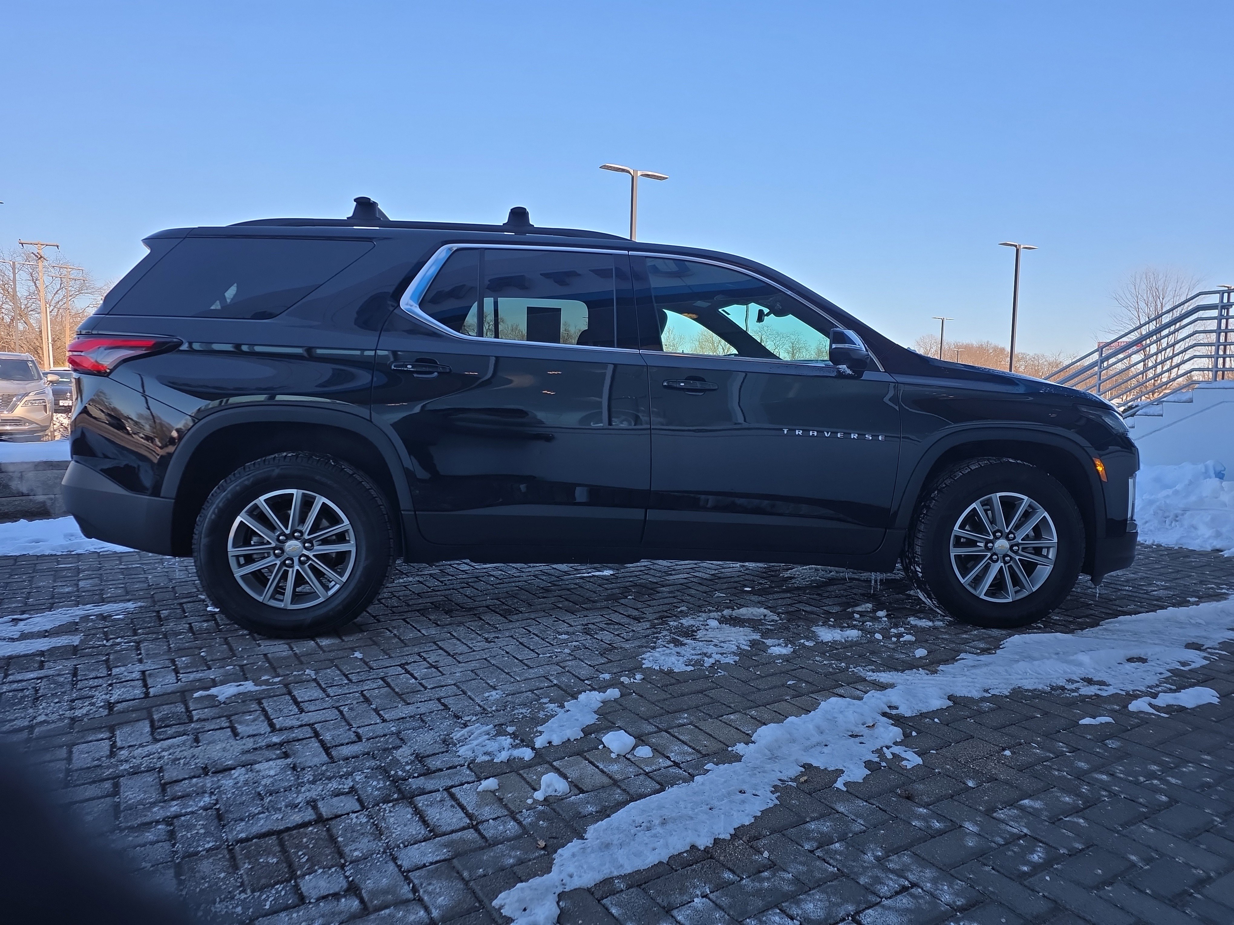 Used 2023 Chevrolet Traverse LT image 6