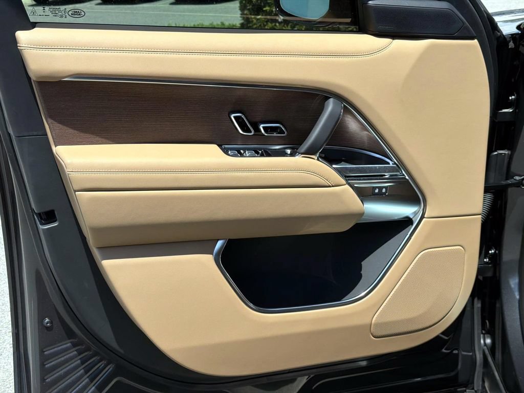 New 2026 Land Rover Range Rover Long Wheelbase SE AWD/4WD image 16