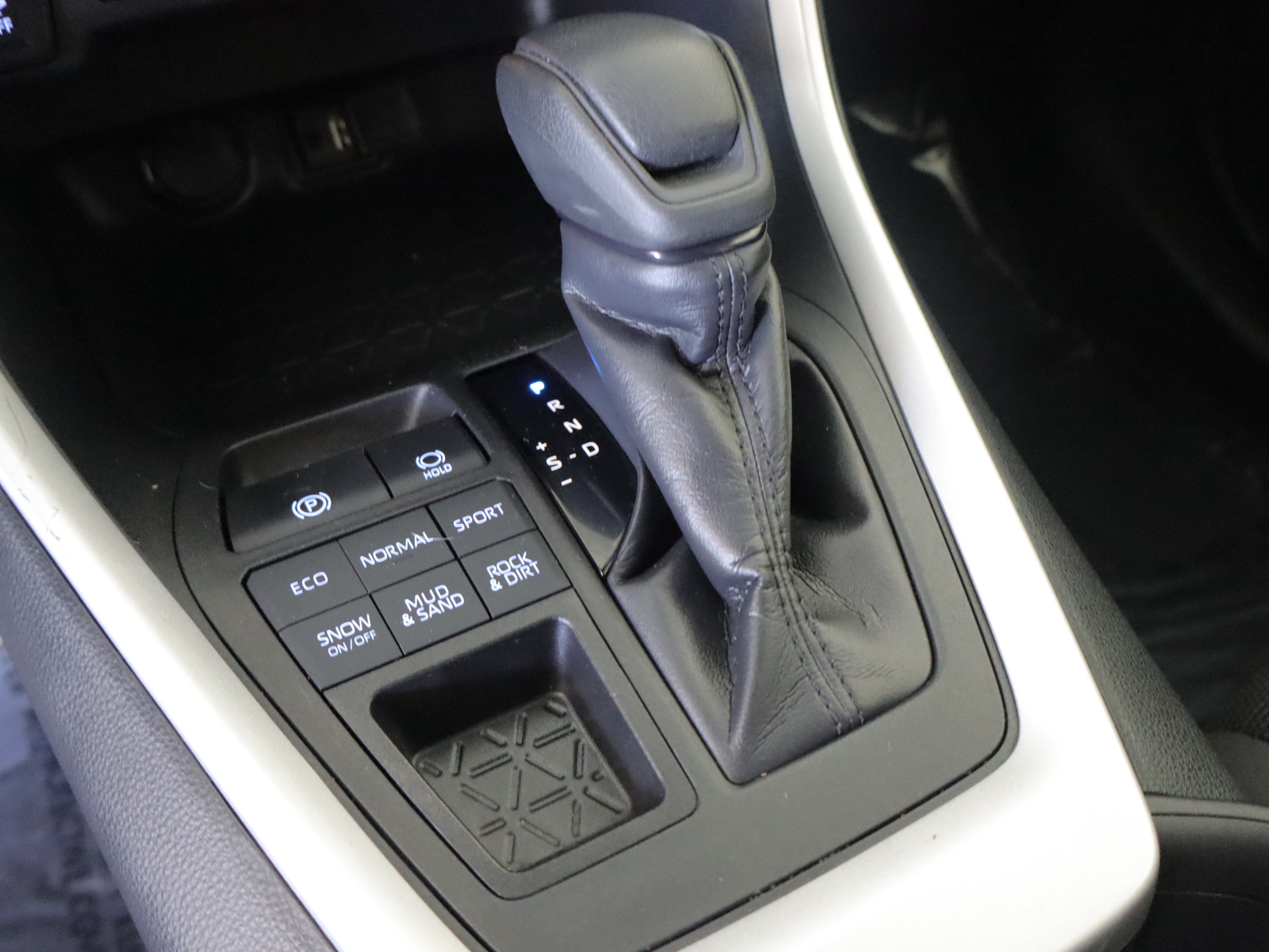 Used 2019 Toyota RAV4 LE AWD/4WD image 16