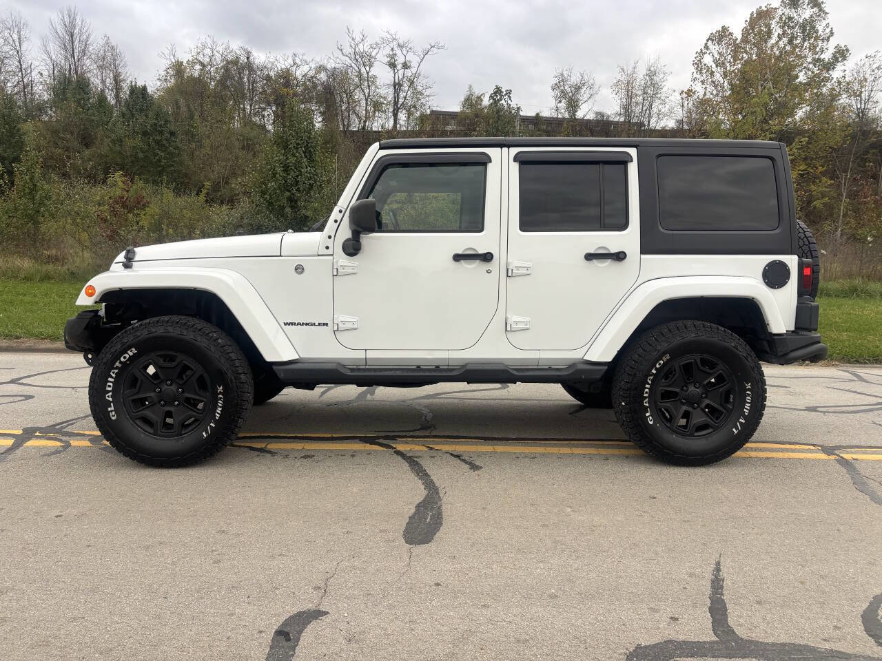 Used 2016 Jeep Wrangler Unlimited Sahara AWD/4WD image 8