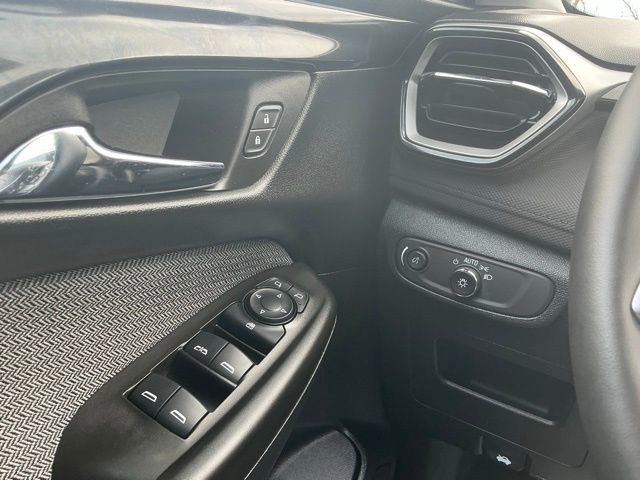 Used 2025 Chevrolet TrailBlazer LT w/ LT Cold Weather Package image 22