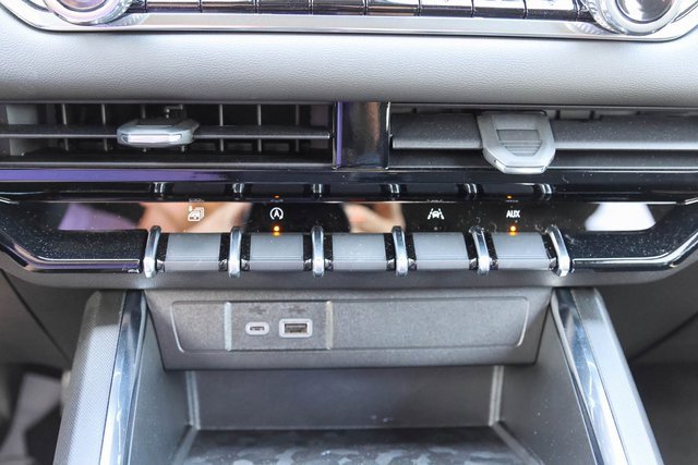 New 2025 GMC Canyon Elevation w/ Convenience Package image 16