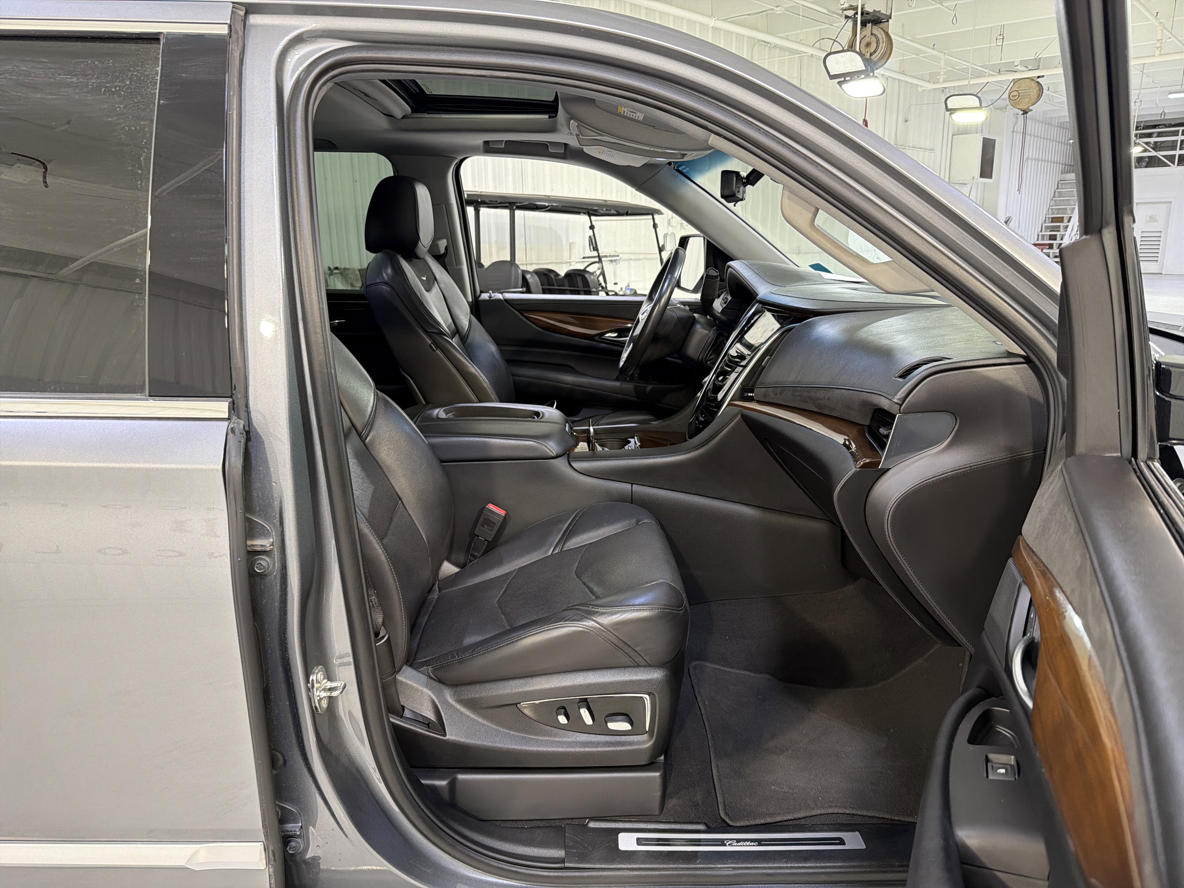 Used 2020 Cadillac Escalade ESV Luxury AWD/4WD image 15