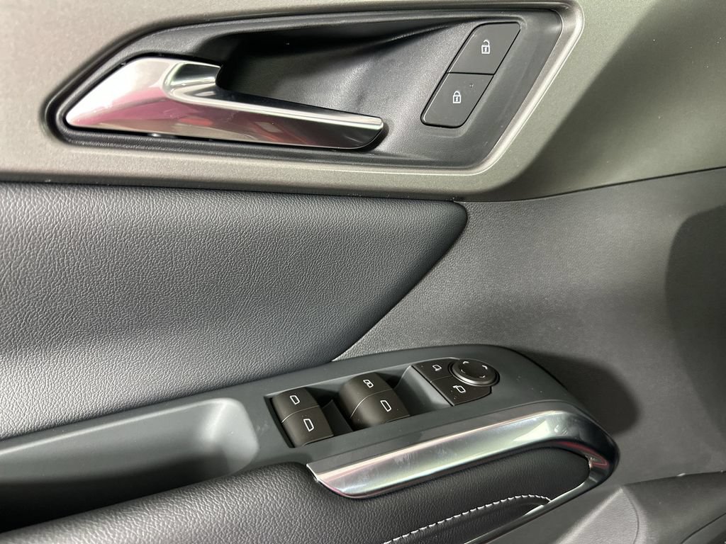 New 2027 Chevrolet Traverse LT w/ LPO, Floor Liner Package FWD image 24