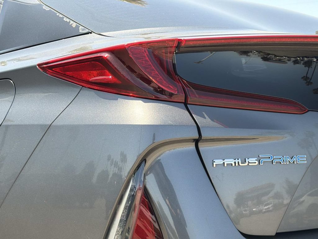 Used 2017 Toyota Prius Prime Advanced FWD image 7