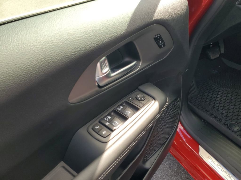 New 2025 Chrysler Pacifica Select FWD image 7