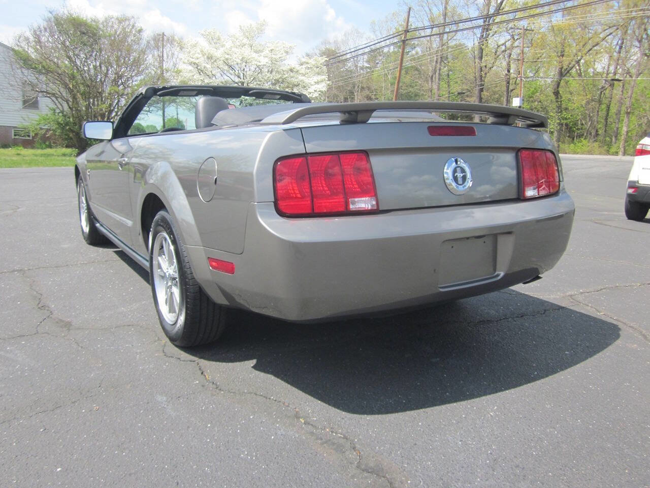 Used 2005 Ford Mustang Premium image 32