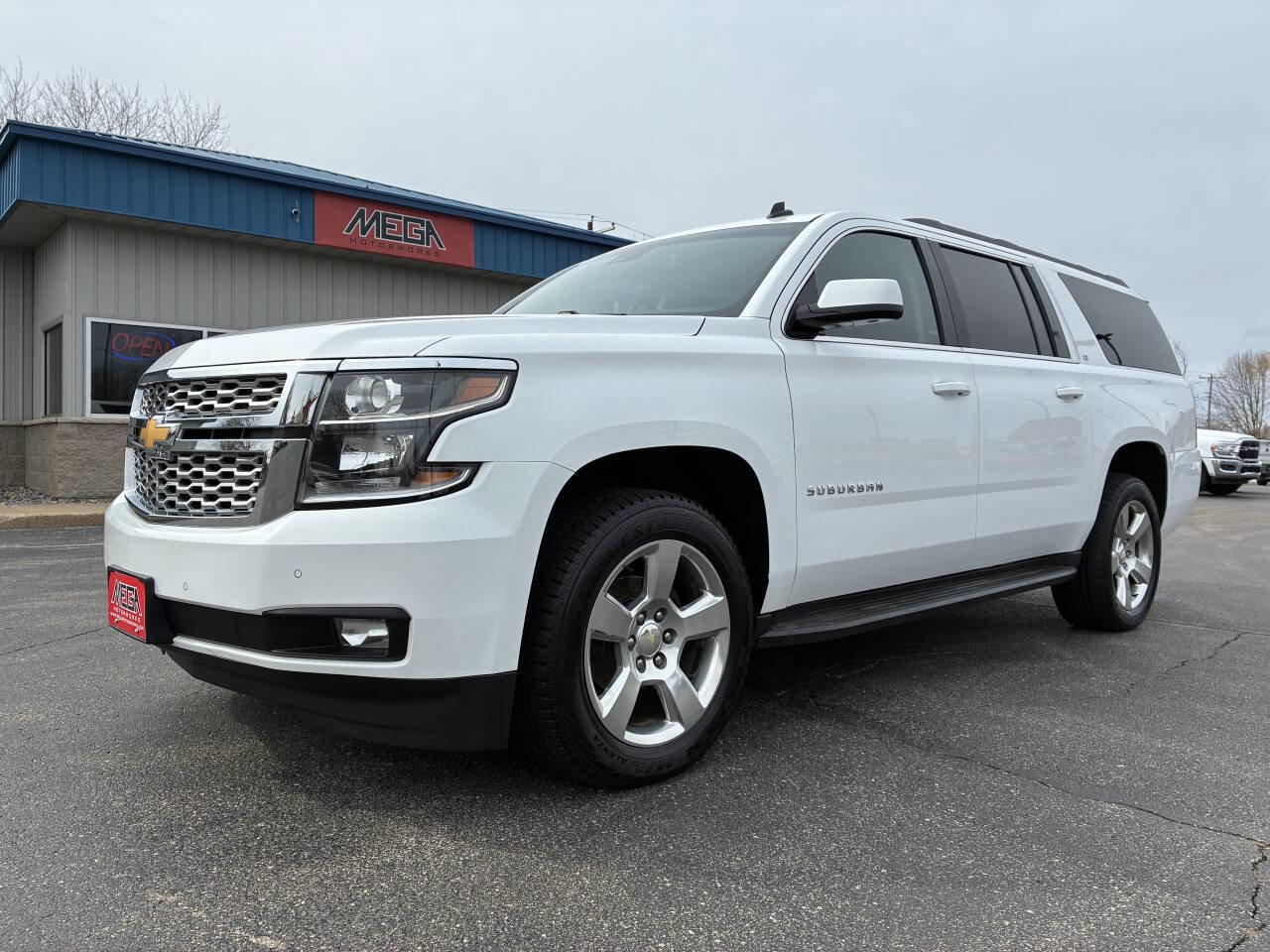 Used 2015 Chevrolet Suburban LT w/ Luxury Package AWD/4WD image 2