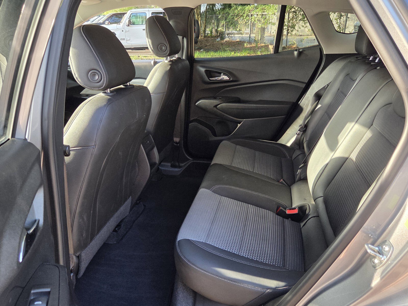 Used 2025 Chevrolet Trax LT w/ LT Convenience Package FWD image 13