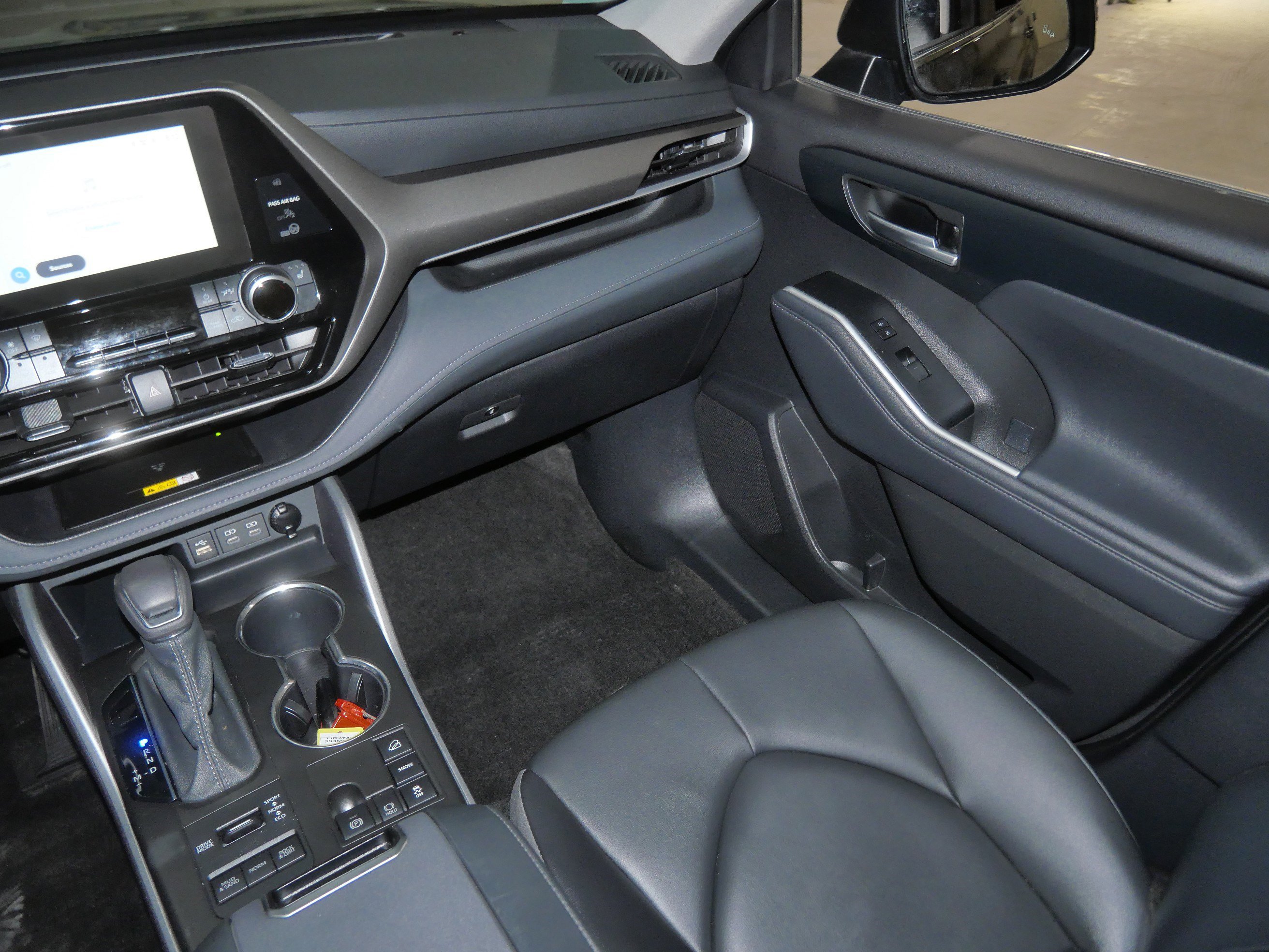 Used 2024 Toyota Highlander XLE image 12