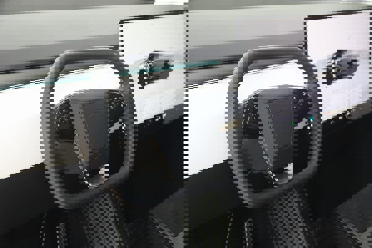 Used 2024 Tesla Cybertruck AWD Crew Cab image 6