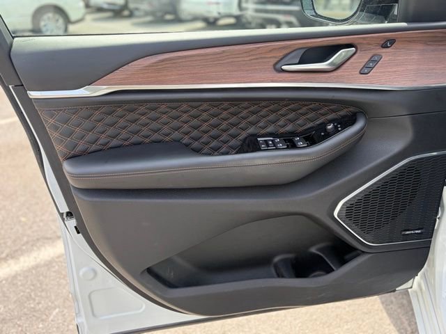 Used 2023 Jeep Grand Cherokee L Summit AWD/4WD image 12