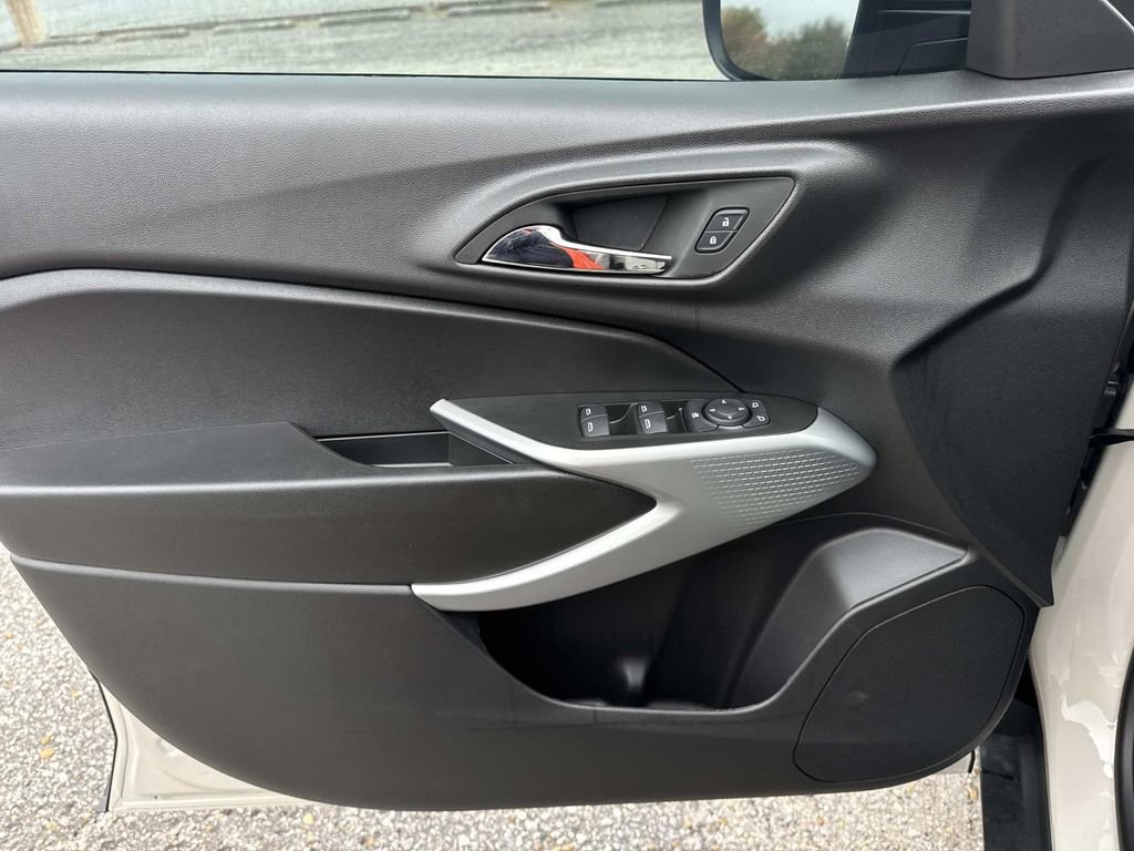 New 2026 Chevrolet Trax RS w/ Sunroof Package image 18