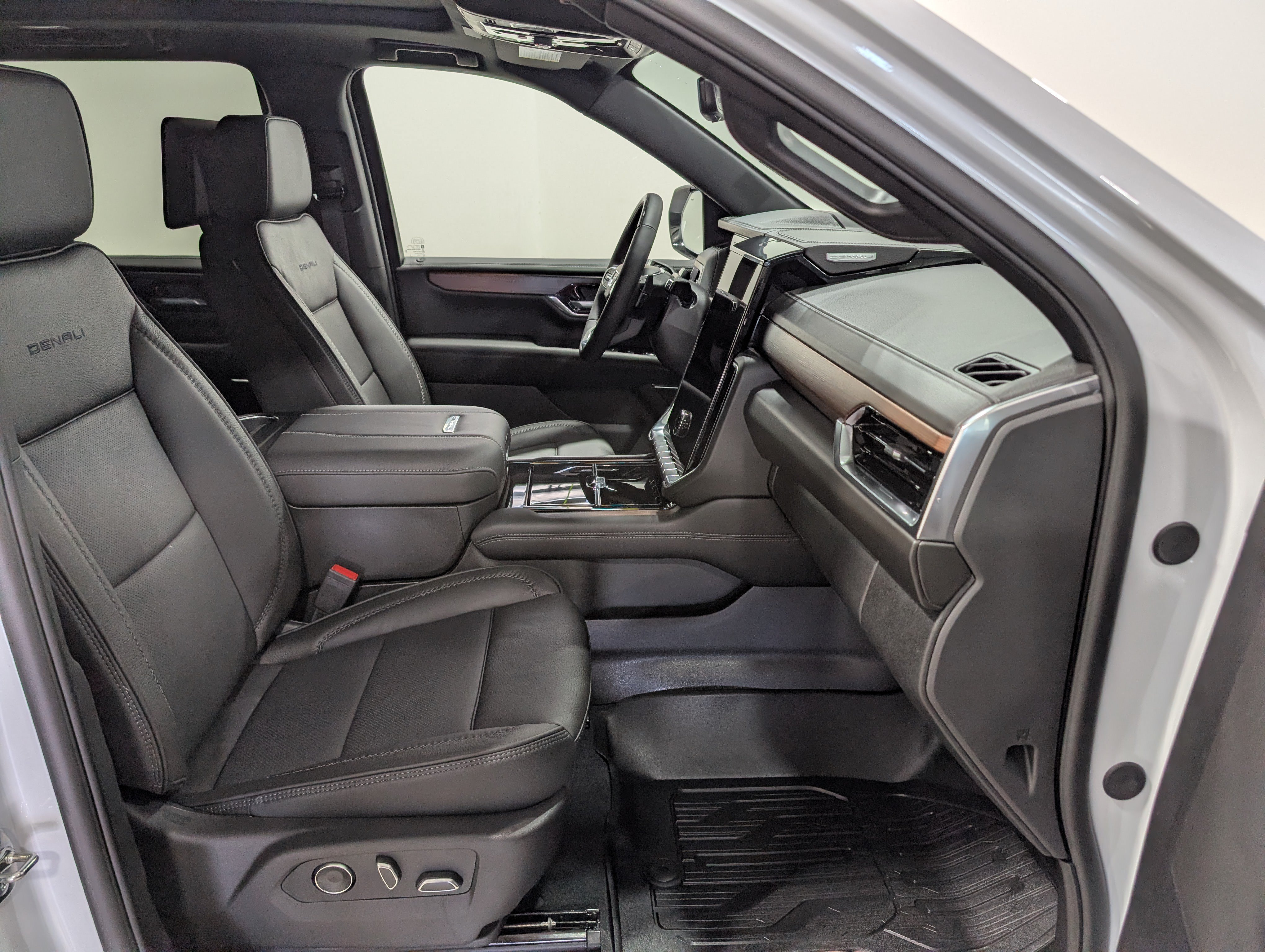 Used 2026 GMC Yukon Denali w/ Advanced Technology Package AWD/4WD image 21