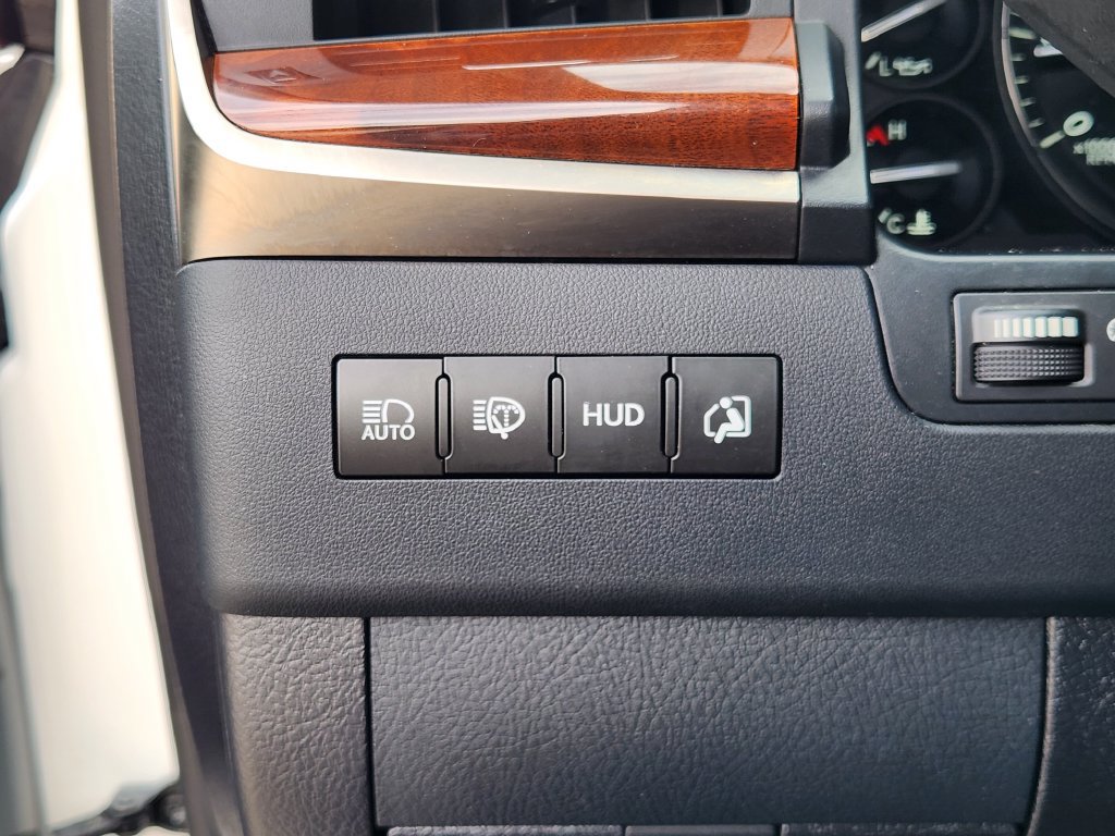 Used 2020 Lexus LX 570 4WD w/ 3rd Row & Luxury Pkg image 22