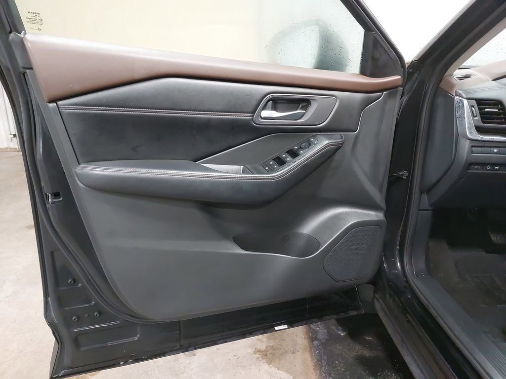 Used 2023 Nissan Rogue SV w/ SV Premium B Package image 27