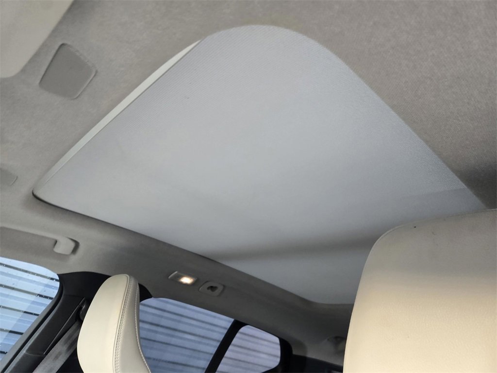 Used 2023 Volvo XC40 B5 Plus image 20