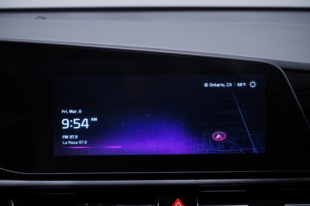 Used 2025 Kia Niro SX Touring image 12