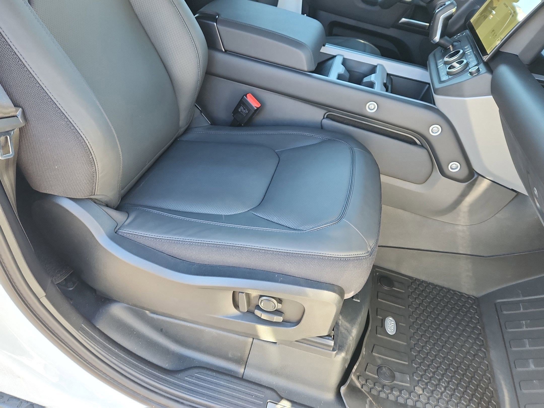 New 2026 Land Rover Defender 90 V8 image 21