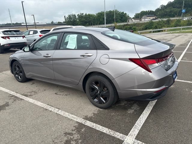 Used 2022 Hyundai Elantra SEL w/ Convenience Package FWD image 3