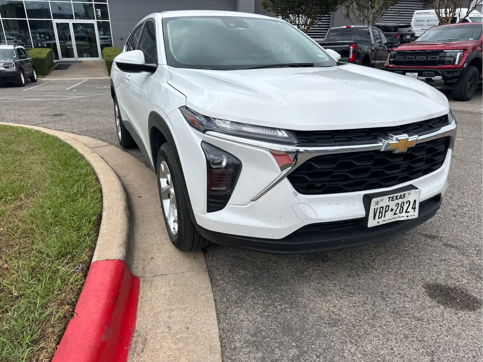 Used 2024 Chevrolet Trax LS w/ LS Convenience Package FWD image 4