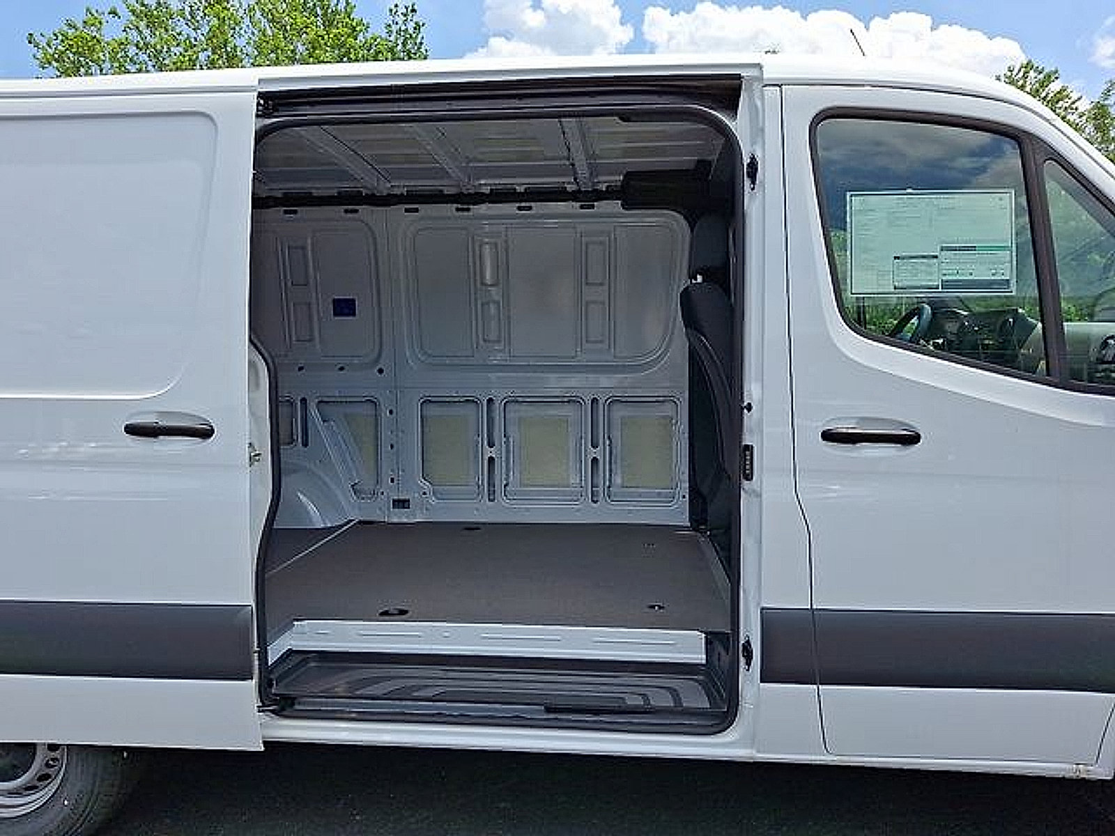 Used 2025 Mercedes-Benz Sprinter 2500 image 9