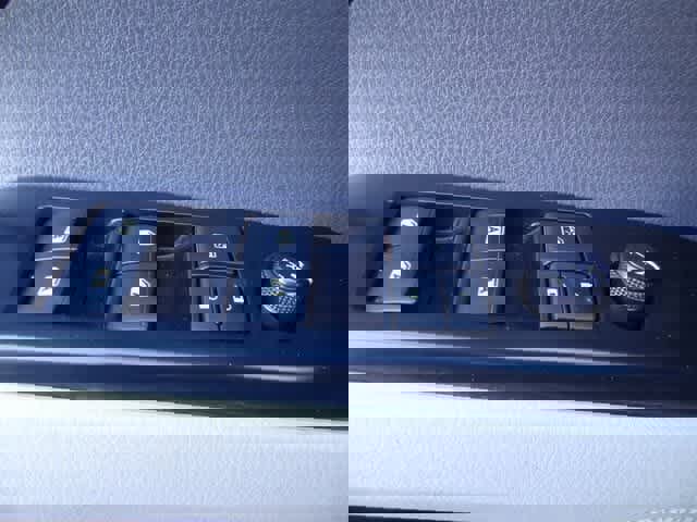 Used 2020 Toyota Camry LE w/ Convenience Package image 14