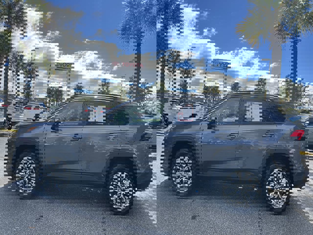 Used 2023 Toyota RAV4 XLE Premium image 7