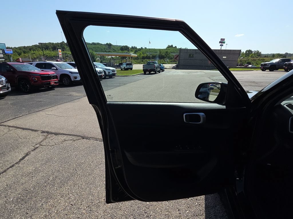Used 2023 Hyundai Venue SEL FWD image 12