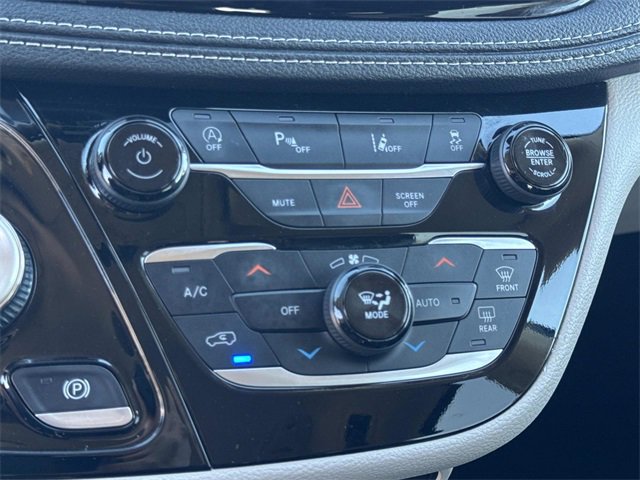 Used 2023 Chrysler Pacifica Touring-L image 14