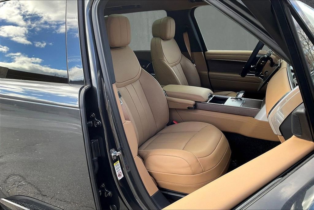 New 2025 Land Rover Range Rover Long Wheelbase SE image 11