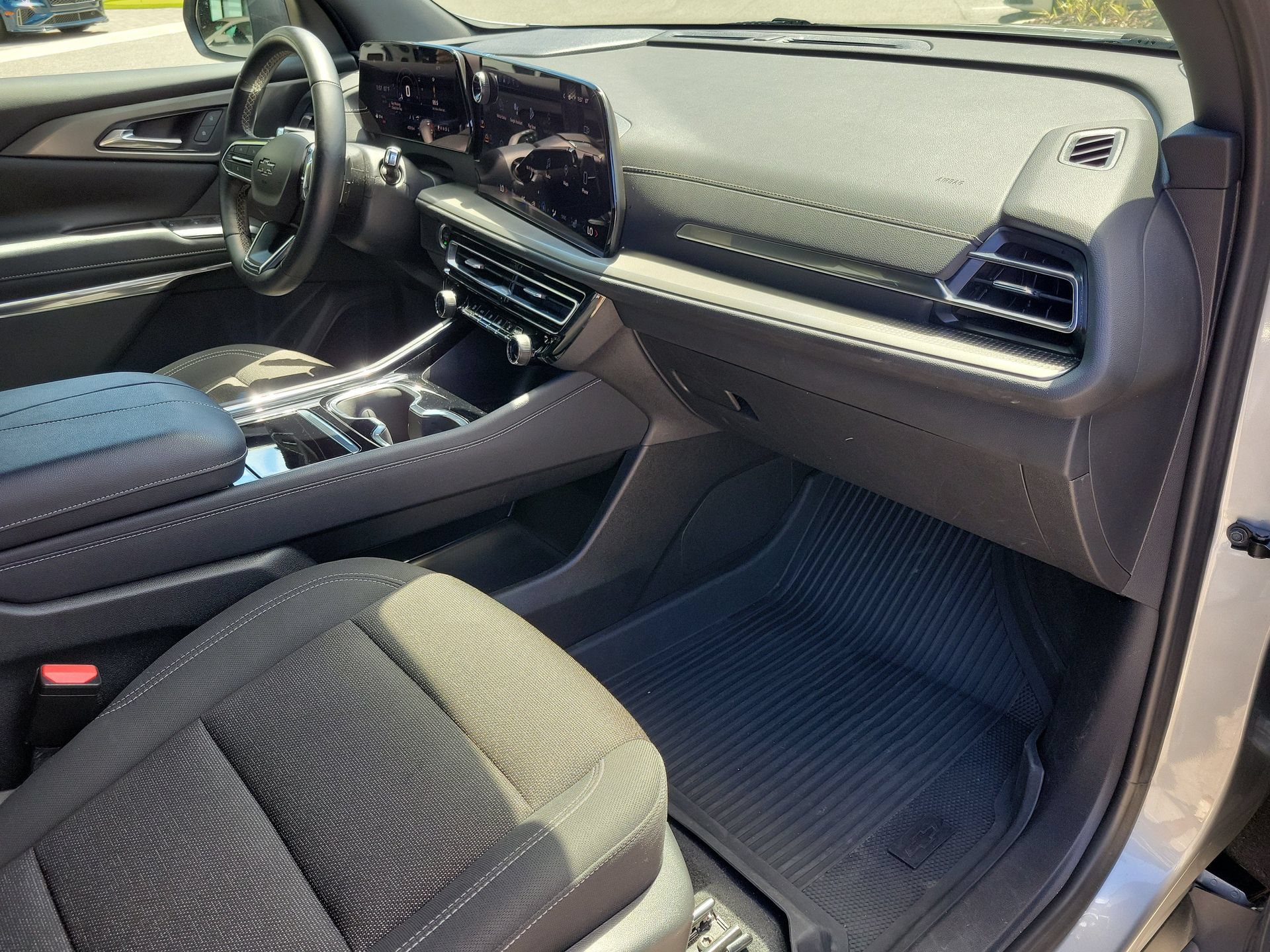 Used 2024 Chevrolet Traverse LS w/ Midnight/Sport Edition FWD image 3
