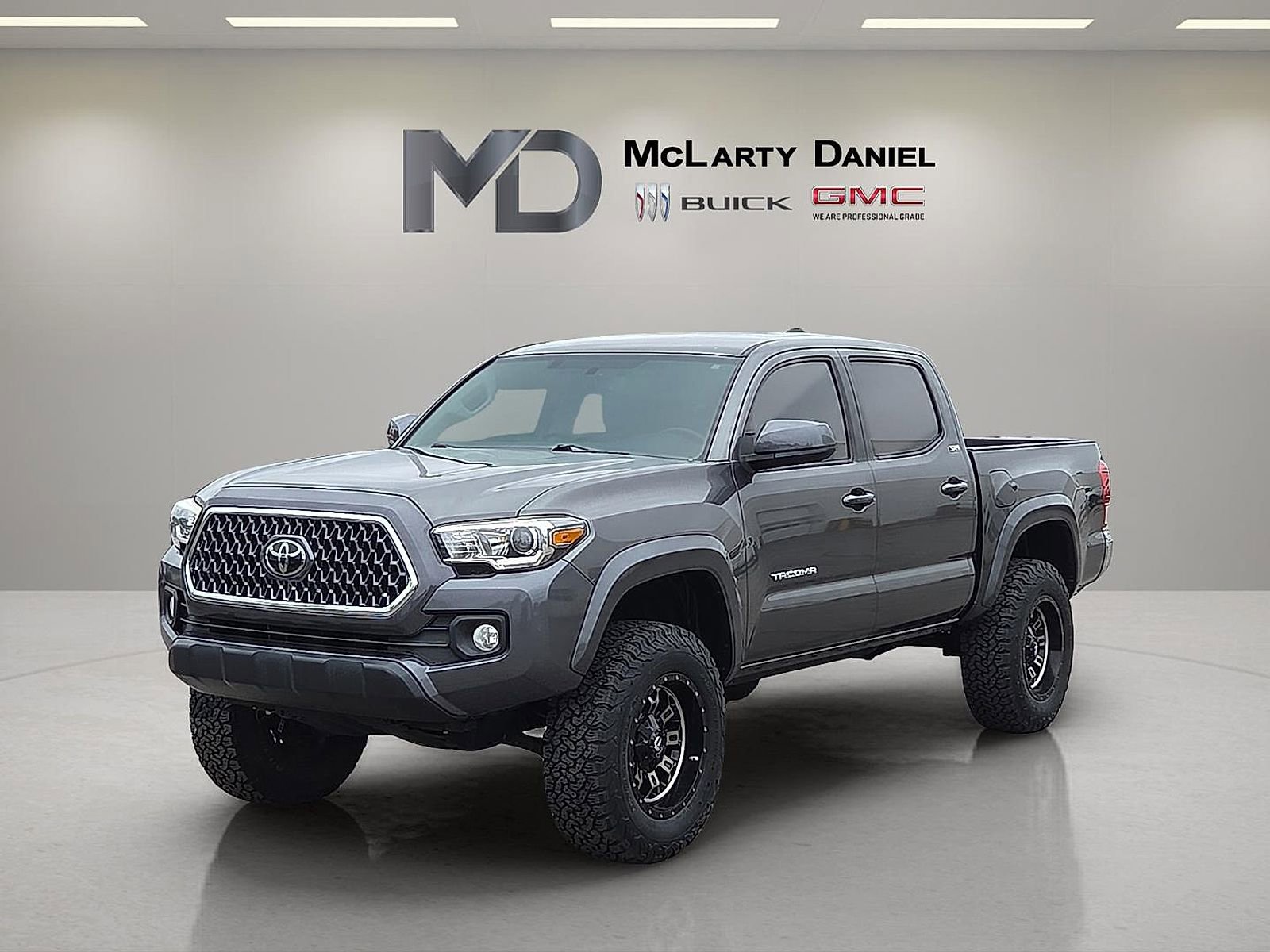 Used 2017 Toyota Tacoma 4x4 Double Cab image 2