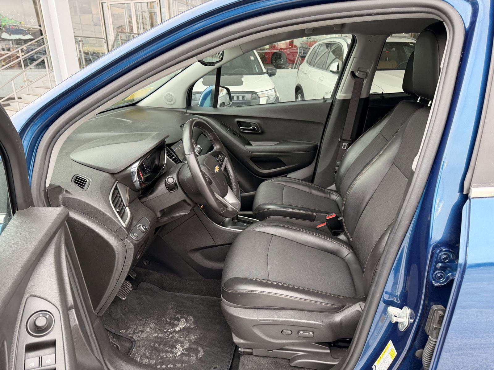 Used 2020 Chevrolet Trax LT w/ LT Convenience Package image 11