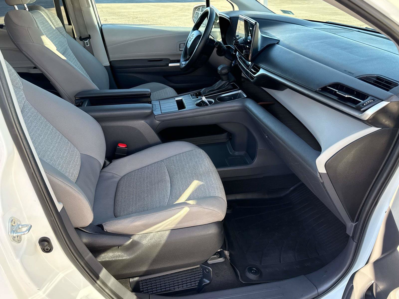 Used 2024 Toyota Sienna LE AWD/4WD image 18