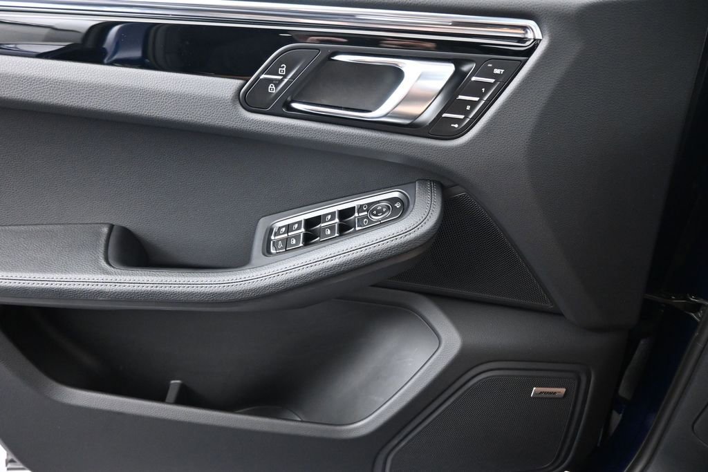 Used 2025 Porsche Macan AWD/4WD image 13