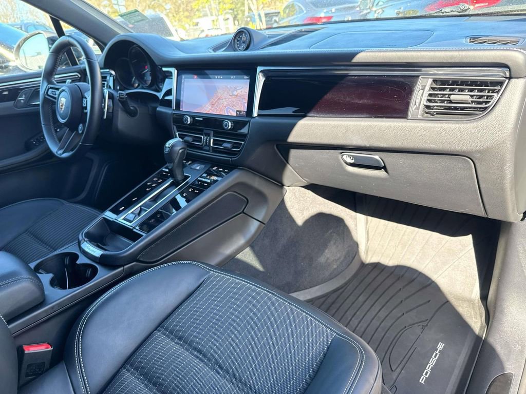 Used 2023 Porsche Macan Turbo image 11