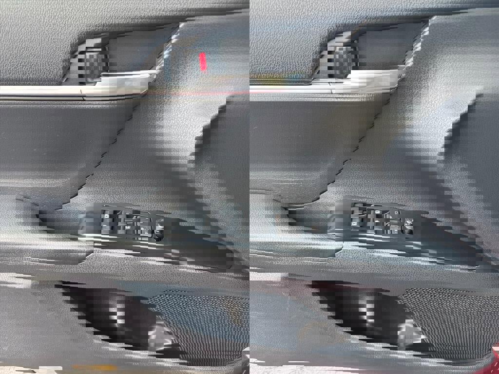 Used 2019 Toyota Camry LE image 11