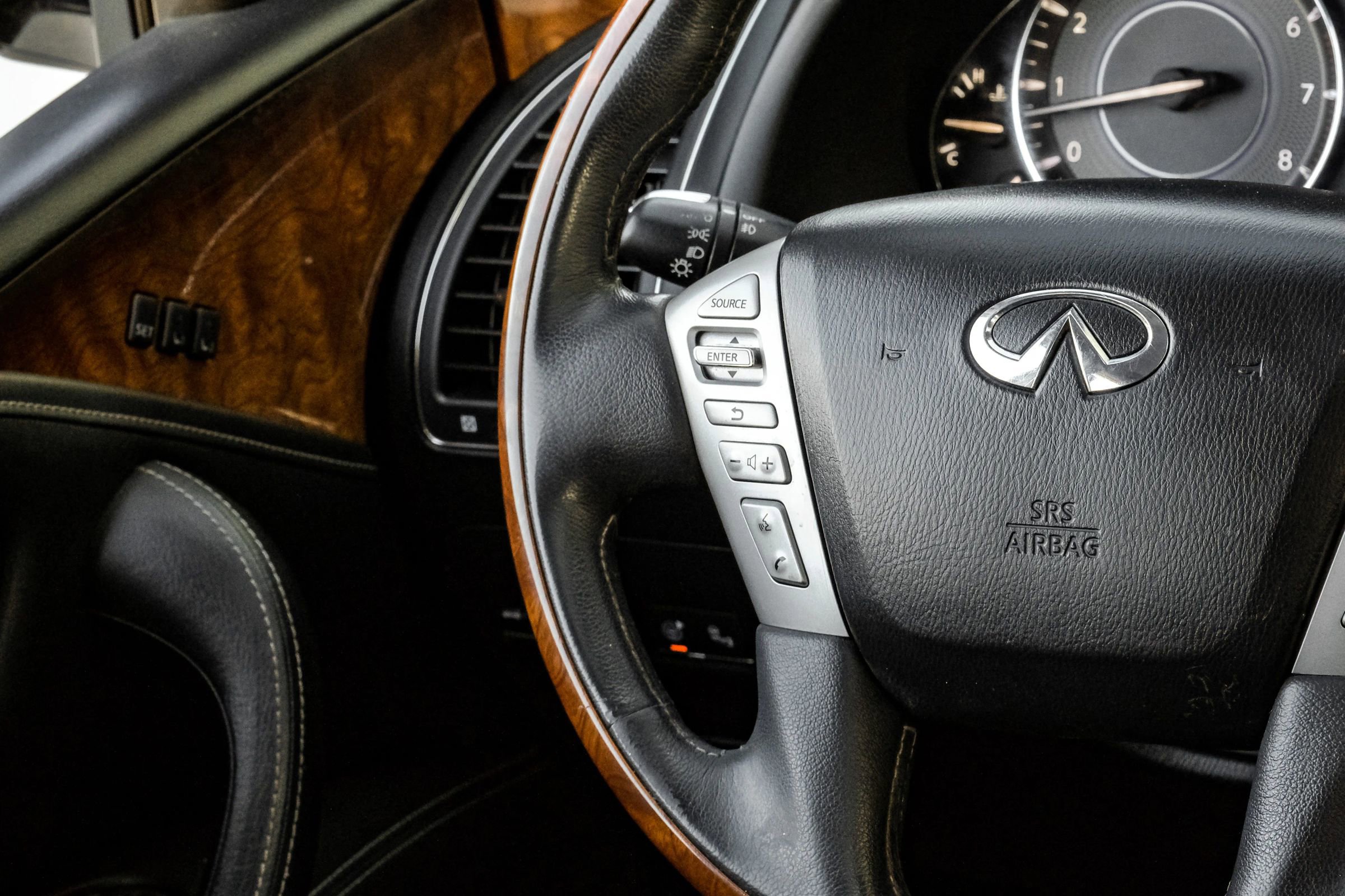 Used 2016 INFINITI QX80 4WD w/ Deluxe Technology Package image 19