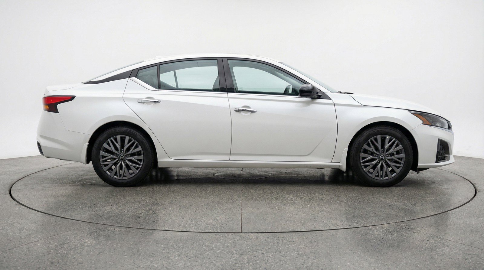 Used 2025 Nissan Altima 2.5 SV FWD image 11