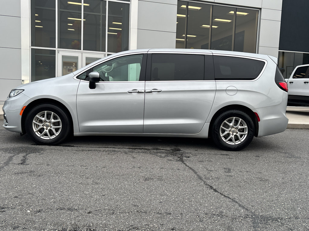 Used 2023 Chrysler Pacifica Touring-L FWD image 3