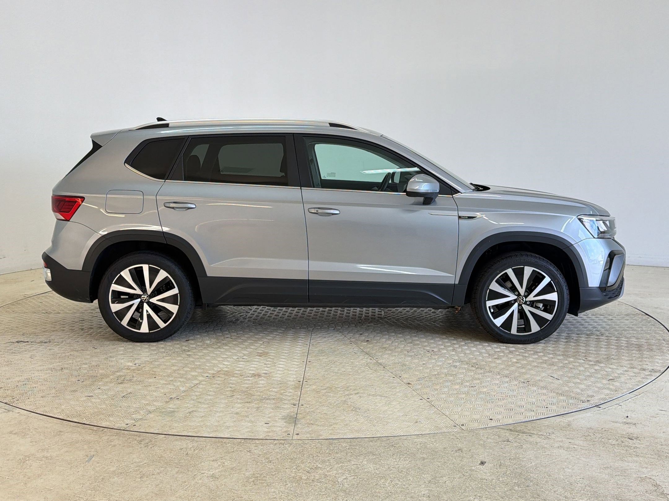 Used 2024 Volkswagen Taos SE FWD image 8