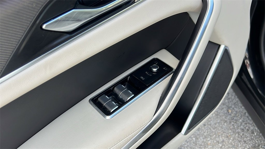 Used 2023 Jaguar F-PACE SVR image 11